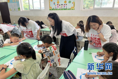 美育潤(rùn)?quán)l(xiāng)野，青春繪華章——重慶師范大學(xué)美術(shù)學(xué)院暑期“三下鄉(xiāng)”美術(shù)輔導(dǎo)服務(wù)紀(jì)實(shí)